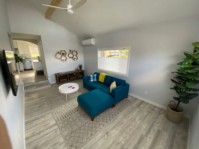 Living area 5, Newly Remodeled 4th Street Work-Friendly Home by RedAwning, Deschutes