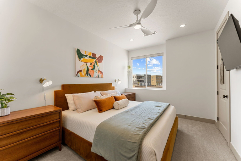 Room 2, Country Is Cool Again 5 Bedroom Townhouse, Washington