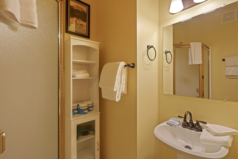 Bathroom 2, 4 Umpqua 4 Bedroom Home, Deschutes
