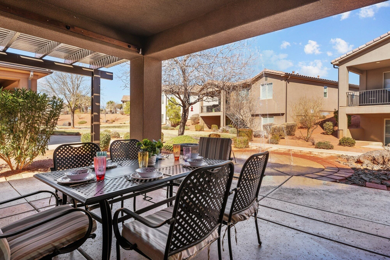 Outdoor dining 5, 2 Units Reunion Property 7 Bedroom Home, Washington