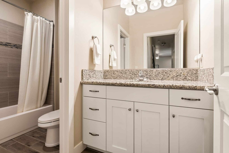 Bathroom 2, 2 Units Reunion Property 7 Bedroom Home, Washington