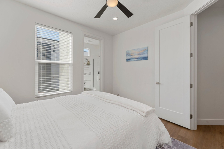 Room 3, Beech Bungalow 5 Bedroom Townhouse, Washington