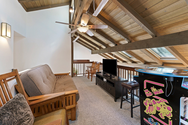 Living area 5, 2 Landrise Pet-Friendly Home with Bikes to Use by RedAwning, Deschutes