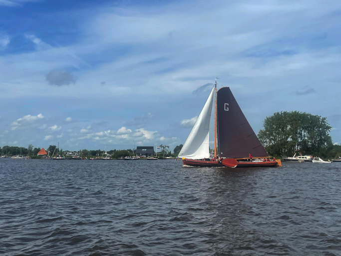 4, Houseboat in Sneek with Lake Views, Sneek