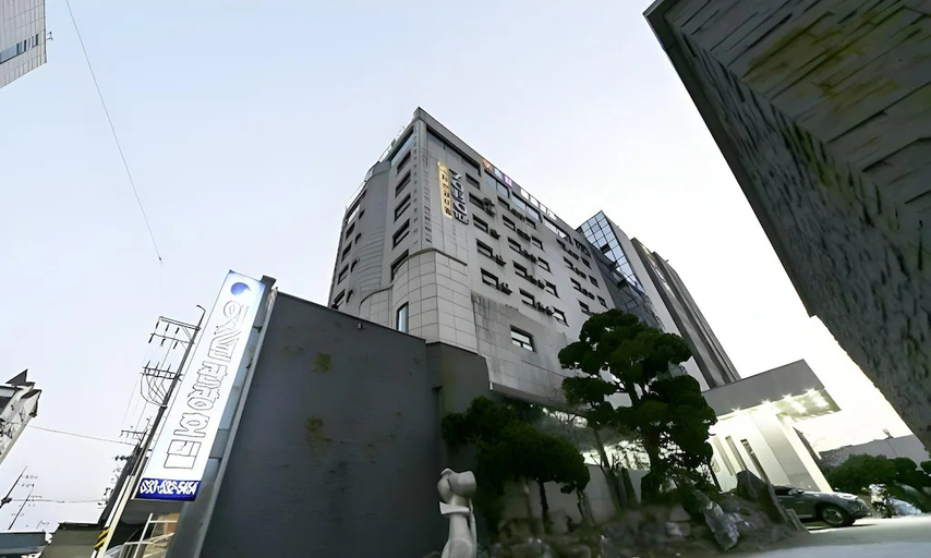 Exterior & Views
