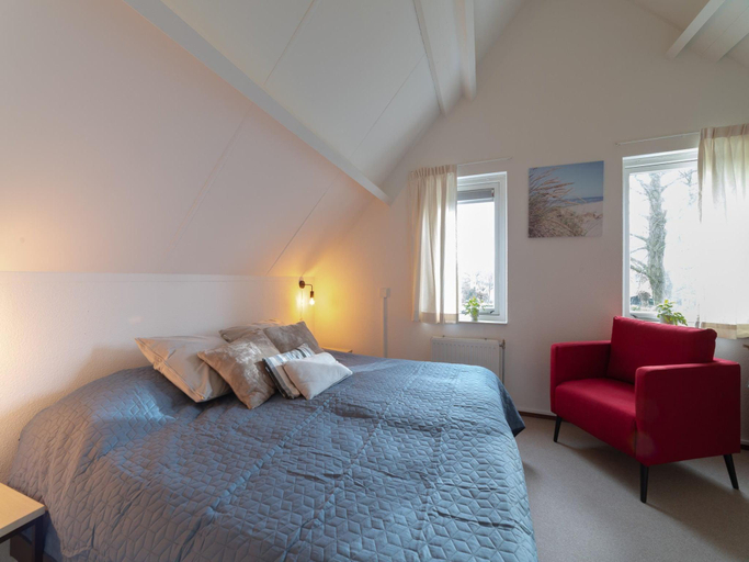 Bedroom 2, Holiday Home in Quiet Park for Families, Kapelle
