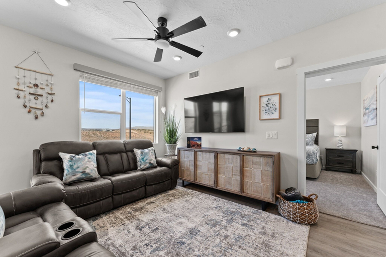 Living area 4, Dreamy Lagoon 2 Bedroom Condo, Washington