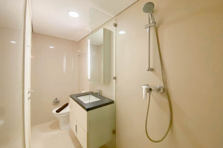 Bathroom 5, Spacious and Combined 2BR Apartment Marquis de Lafayette By Travelio, Semarang