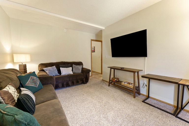 Living area 4, 6 Approach 4 Bedroom Home, Deschutes