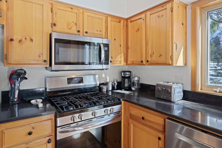 Private kitchen 4, 4 Umpqua 4 Bedroom Home, Deschutes