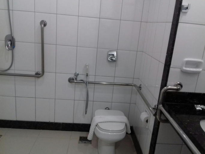Bathroom 5, Pratti Hotel, Linhares