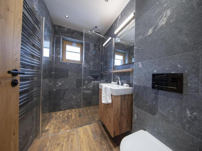 Bathroom 3, Luxury Chalet with Views and Sauna, Zell am See