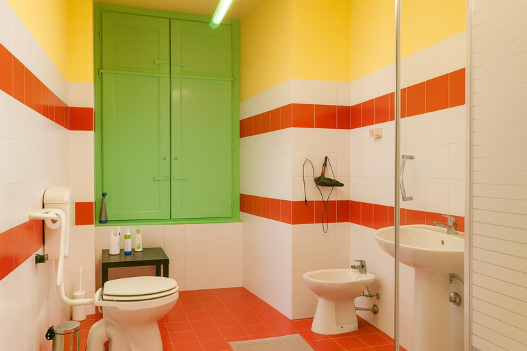 Bathroom 4, Sole Rosso, Genova