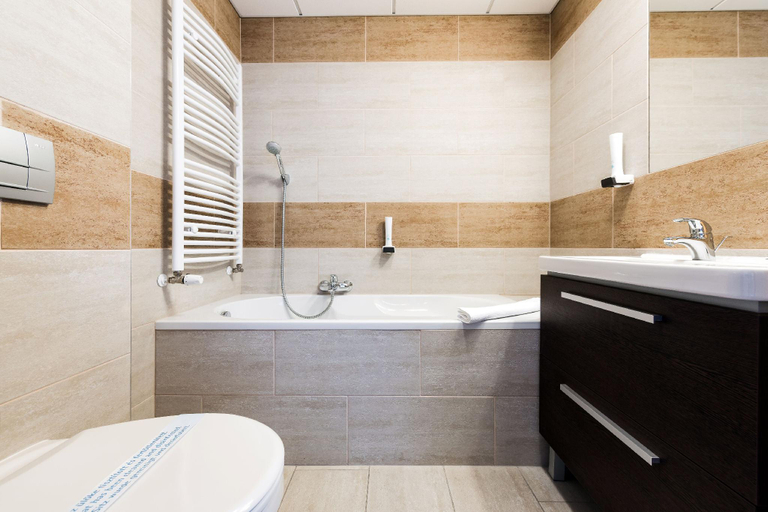 Bathroom 4, Hotel Garzon Plaza, Győr