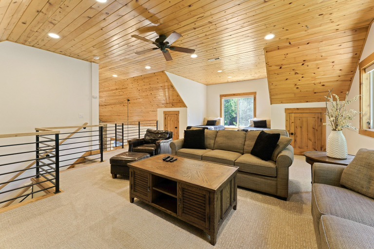 Living area 2, 4 Catkin 4 Bedroom Home, Deschutes