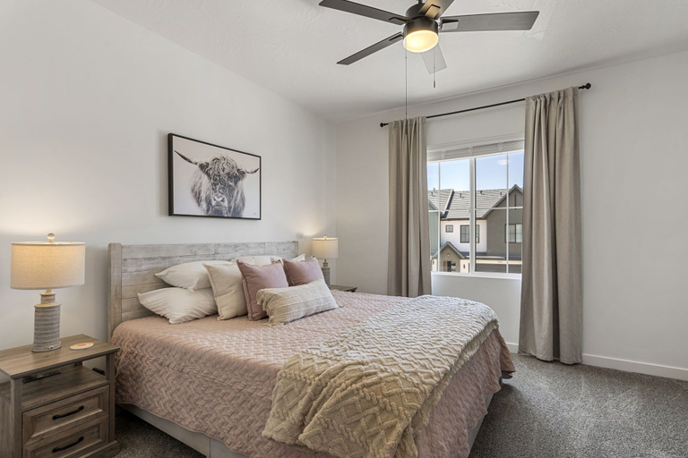 Room 5, Red Rock Trails 4 Bedroom Townhouse, Washington