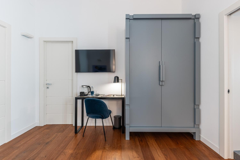 Others 4, Panoramic Flat-Les Suites, Bari
