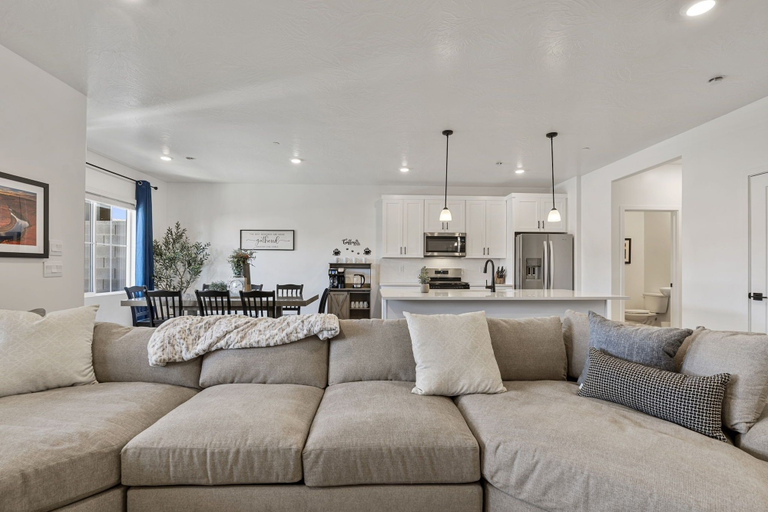 Living area 2, Red Rock Trails 4 Bedroom Townhouse, Washington