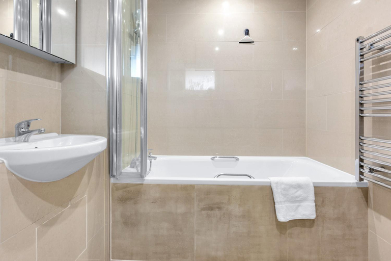 Bathroom 2, MySquare Bright & Modern Flats in Hoxton, Shoreditch, London