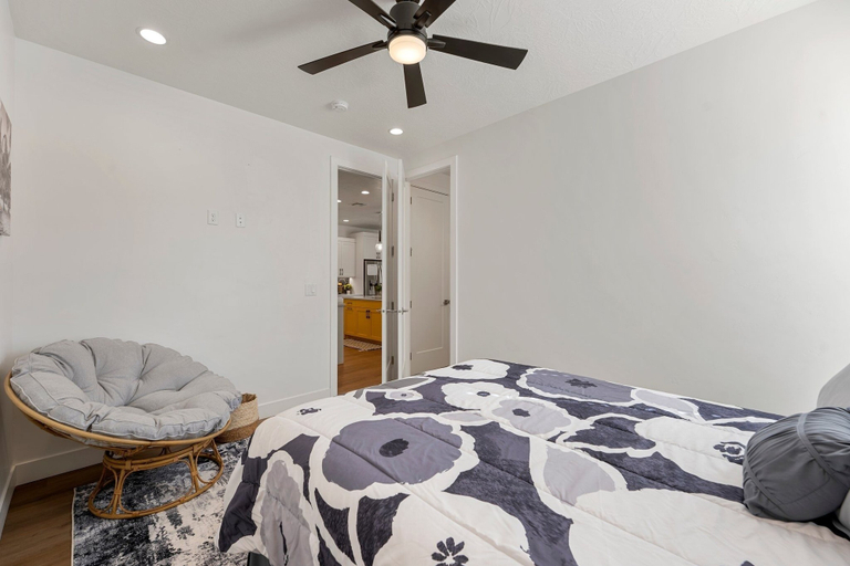 Room 2, Beech Bungalow 5 Bedroom Townhouse, Washington