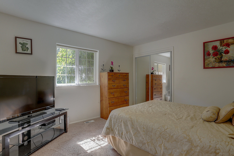 Room 2, Amber Sunset 3 Bedroom Home by RedAwning, Wasco
