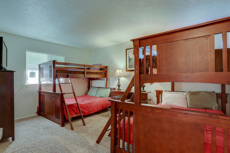Room 4, Amber Sunset 3 Bedroom Home by RedAwning, Wasco