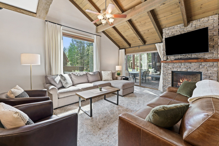 Living area 4, 2 Landrise Pet-Friendly Home with Bikes to Use by RedAwning, Deschutes