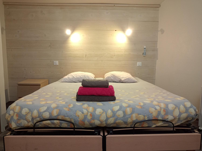 Bedroom, CHAMBRES D'HOTES 4 Allee Richemond, Ain
