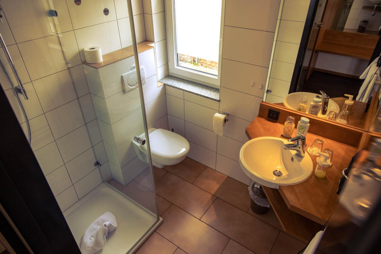 Bathroom 3, Hotel Cafe Kern, Aschaffenburg