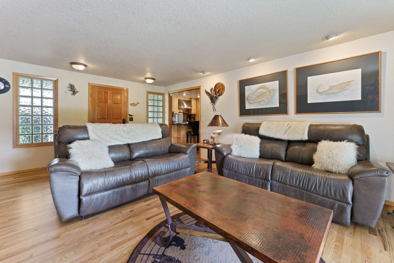 Living area 3, Otter Run 3 Bedroom Home, Deschutes