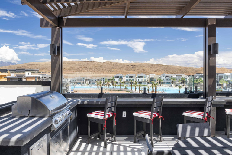 Outdoor dining 3, Dreamy Lagoon 2 Bedroom Condo, Washington