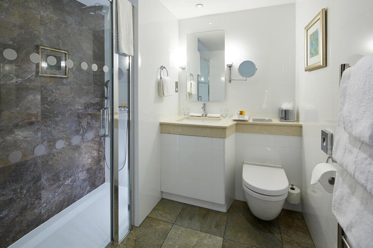 Bathroom 4, The Bull, Buckinghamshire