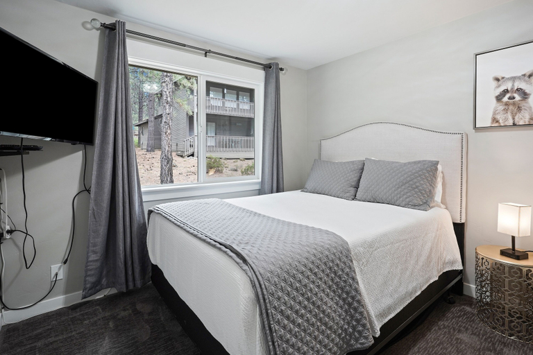 Room 3, 2 Killdeer Home features Private Hot Tub and Bikes to Explore Sunriver by RedAwning, Deschutes