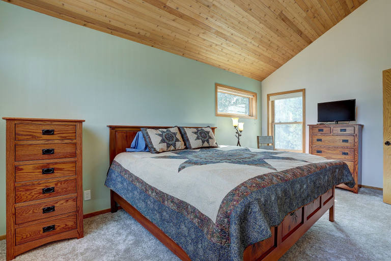 Room 5, 15 Big Leaf 3 Bedroom Home by RedAwning, Deschutes