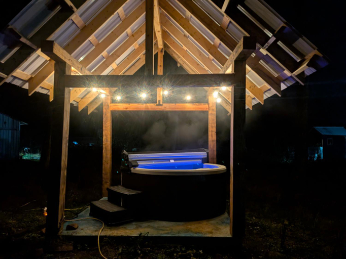 Others 2, Golden Rings Cabin on Homestead w Hot Tub, Powell River