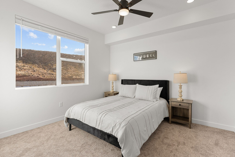 Room 2, Cliff Side Retreat 2 Bedroom Condo, Washington