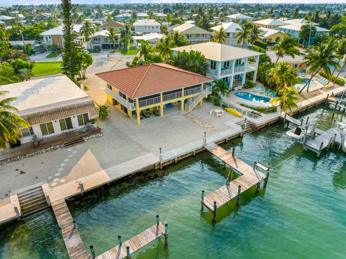3, Sunset Harbor Waterfront Villa with Dock Cabana Club, Monroe