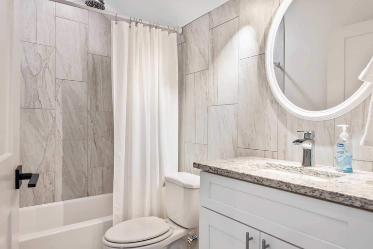 Bathroom 4, Twice Charmed 8 Bedroom Townhouse, Washington