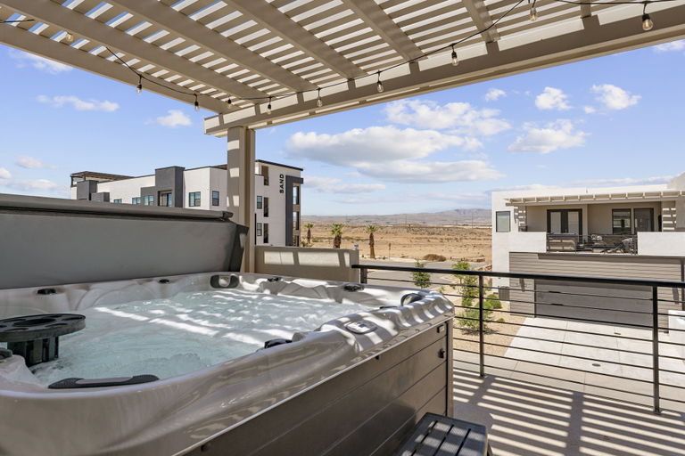 Outdoor spa tub 4, Beech Bungalow 5 Bedroom Townhouse, Washington