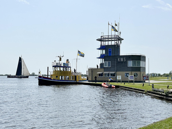 5, Houseboat in Sneek with Lake Views, Sneek