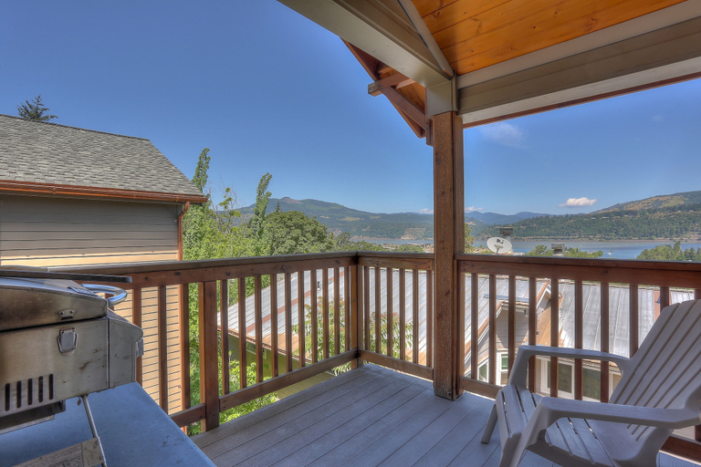 Property grounds 3, Hutson's Bridgeview **30 Day Minimum** 4 Bedroom Home by RedAwning, Hood River