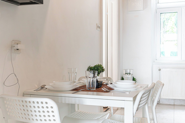 Dining 5, Beautiful 2BR Apt Near Meidling Station, Wien