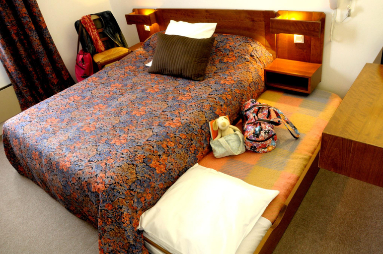 Bedroom 3, Logis Hotel le Dahu, Loire