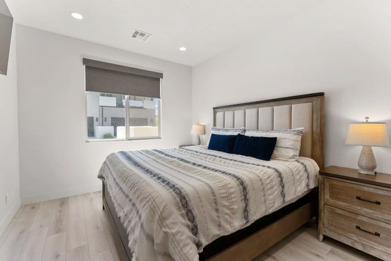 Room 5, Lula Inez Game Paradise 4 Bedroom Townhouse, Washington