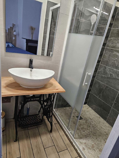 Bathroom 5, L'Escale 32, Gers
