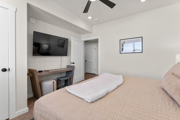 Room 3, Boots At Kat's 2 Bedroom Condo, Washington