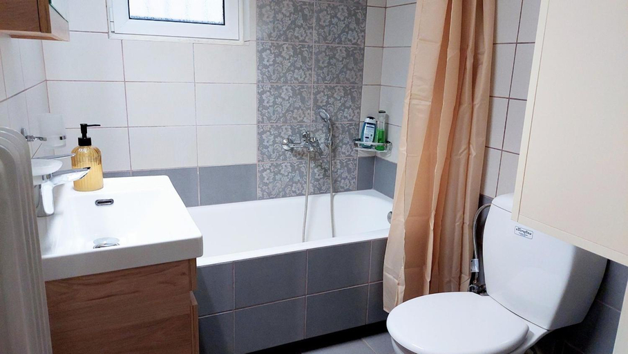 Bathroom 4, Big Apartment in Acropolis Museum, Attica