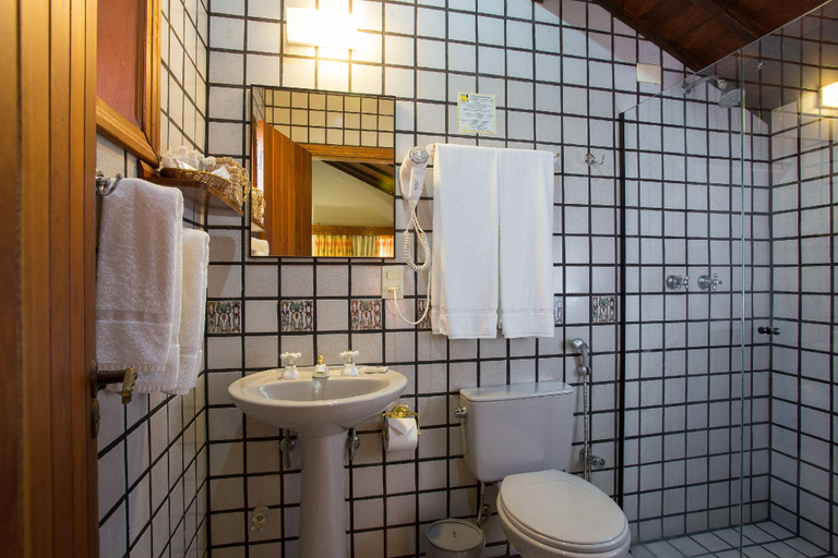 Bathroom 3, Esquilo Hotel, Camanducaia