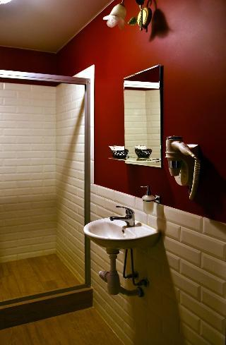 Others 5, Inn Eliton, Central