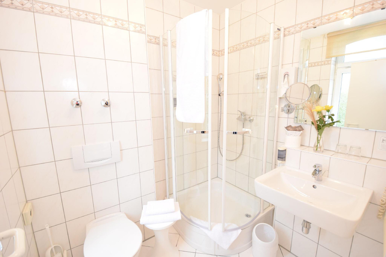 Bathroom 2, Alte Muhle Hotel & Restaurant, Coburg